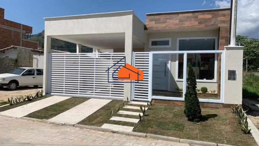 Casa térrea moderna com fachada branca, portão e garagem coberta, jardim com caminho de pedra.