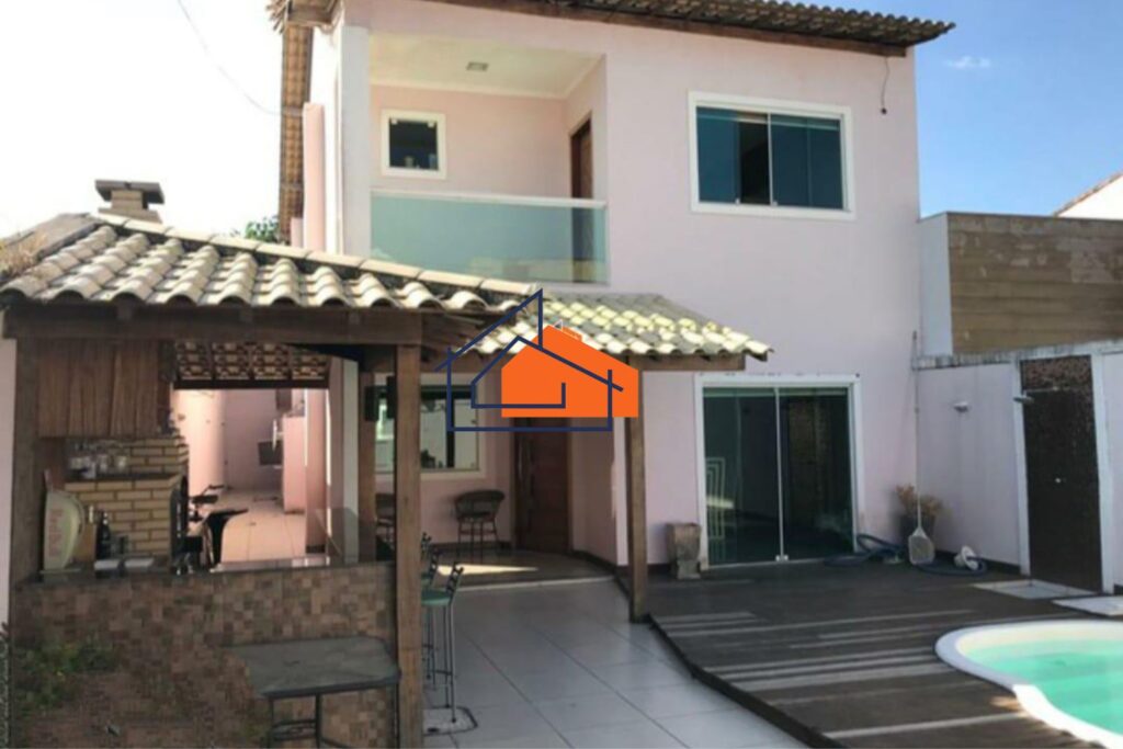 Casa de dois andares rosa com área externa, piscina, piso porcelanato, deck madeira e churrasqueira.
